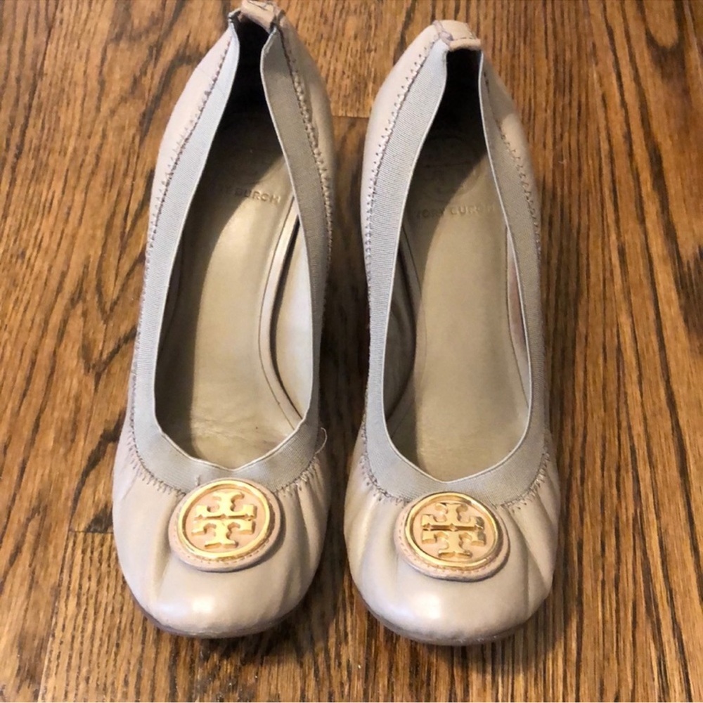 Authentic TORY BURCH Caroline wedge, gray, size 8